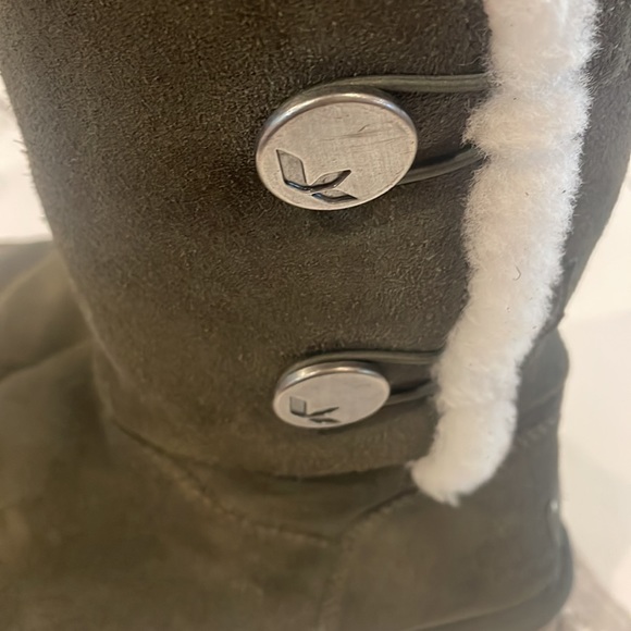 Ugg Koolaburra Boot, Size 7, Olive Green, 2 button closure, Winter boot, warm - Picture 12 of 14
